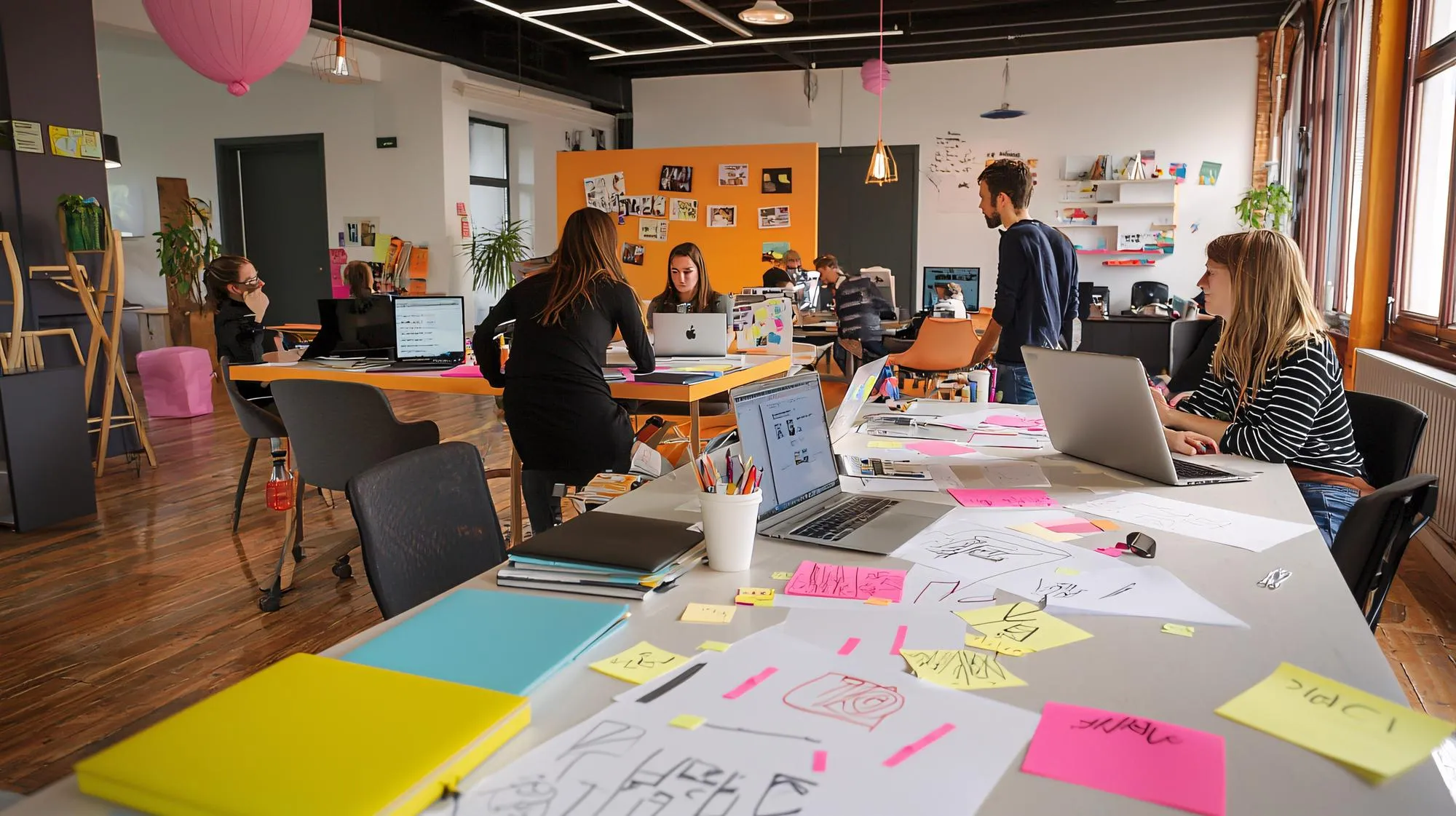 Equipo de trabajo colaborando en una oficina con computadoras