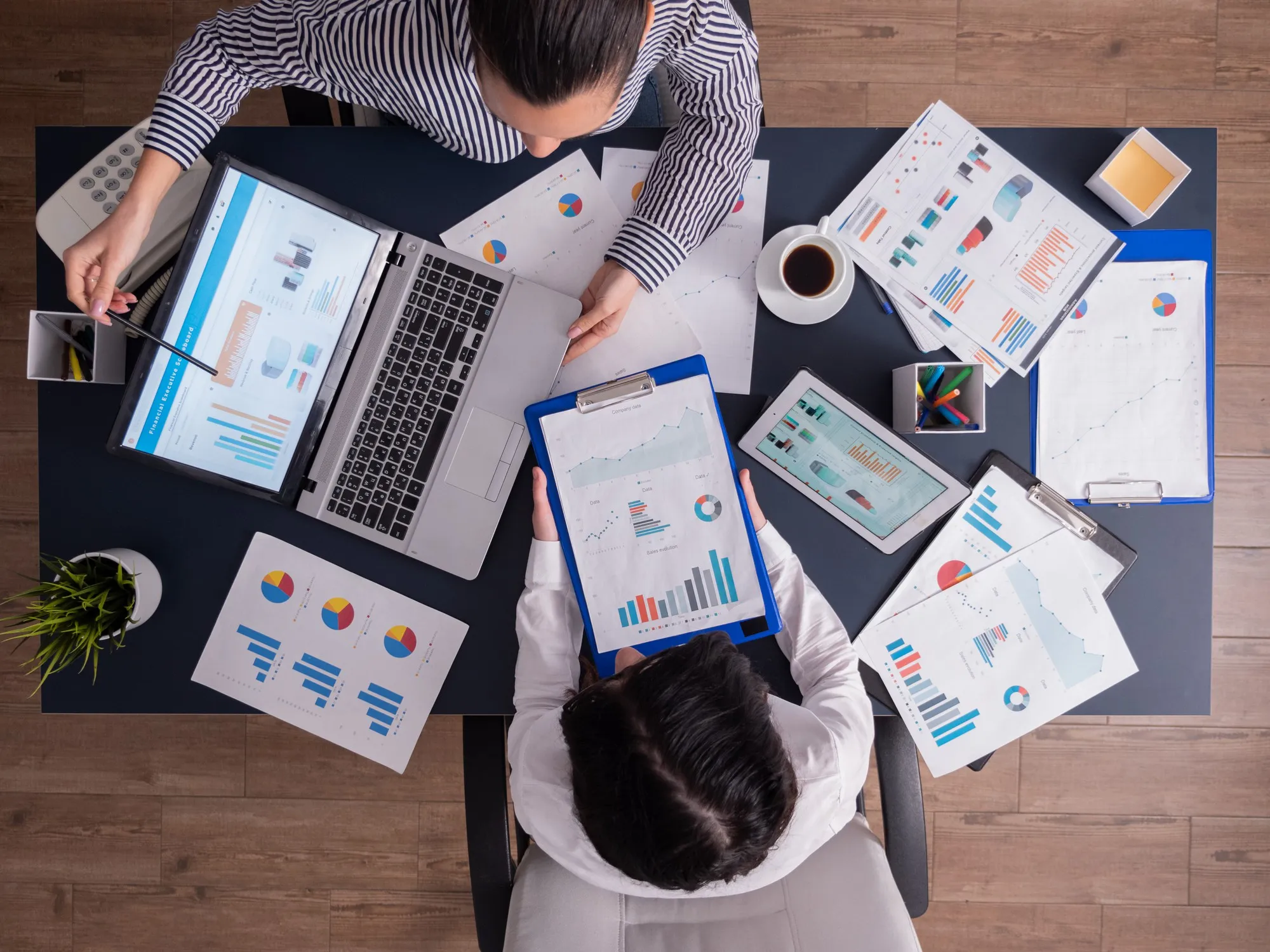 Equipo revisando gráficos y una estrategia de marketing para negocios de belleza
